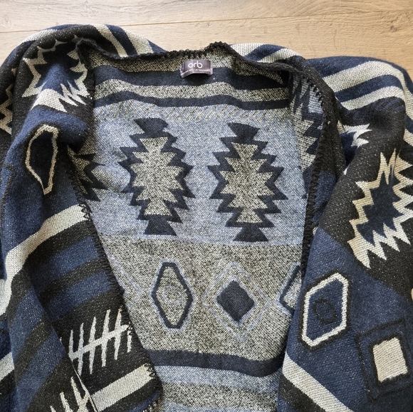 Beautiful ORB Aztec Reversible Blanket Wrap - Picture 3 of 5